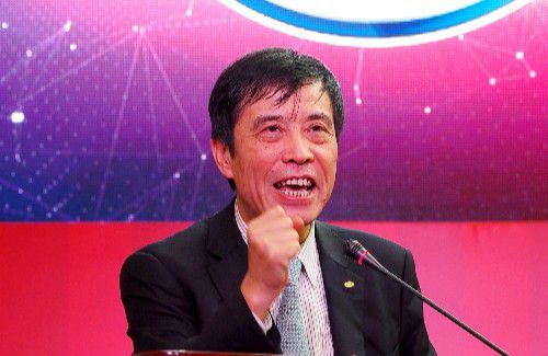 片中有一短暂的镜头有点使人毛骨悚然：调音师一边弹着钢琴一边担忧老太婆会从他口袋中翻出那今日程本，而在统一个镜头的另外一边老太婆在墙上的影子仿佛是在翻调音师的衣服。